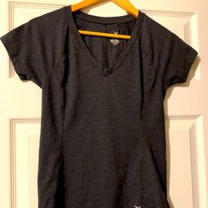 Old Navy active v neck tee xs
